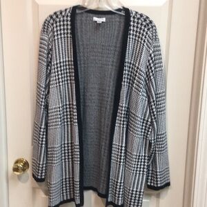 Black & White Houndstooth Knit Sweater - Women's